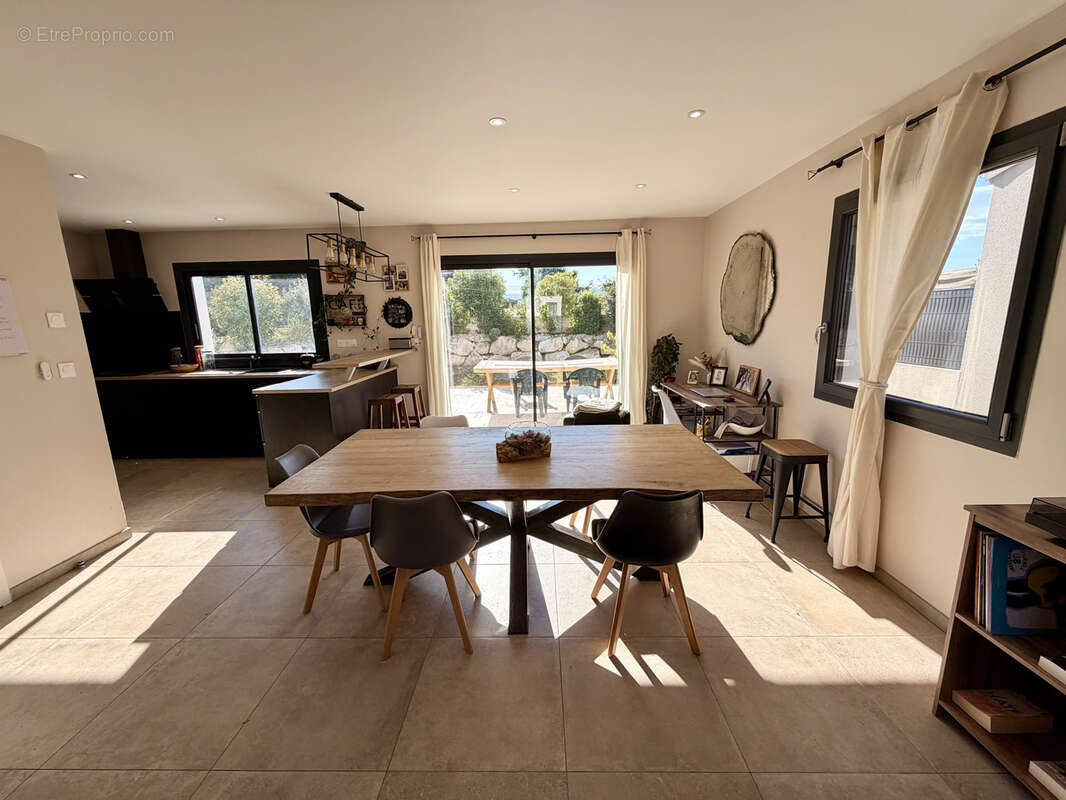 Beauvallon village. rare. maison de 90 m2 recente 2019. 3 chambres. garage. sur parcelle 350 m2 close . - photo 2