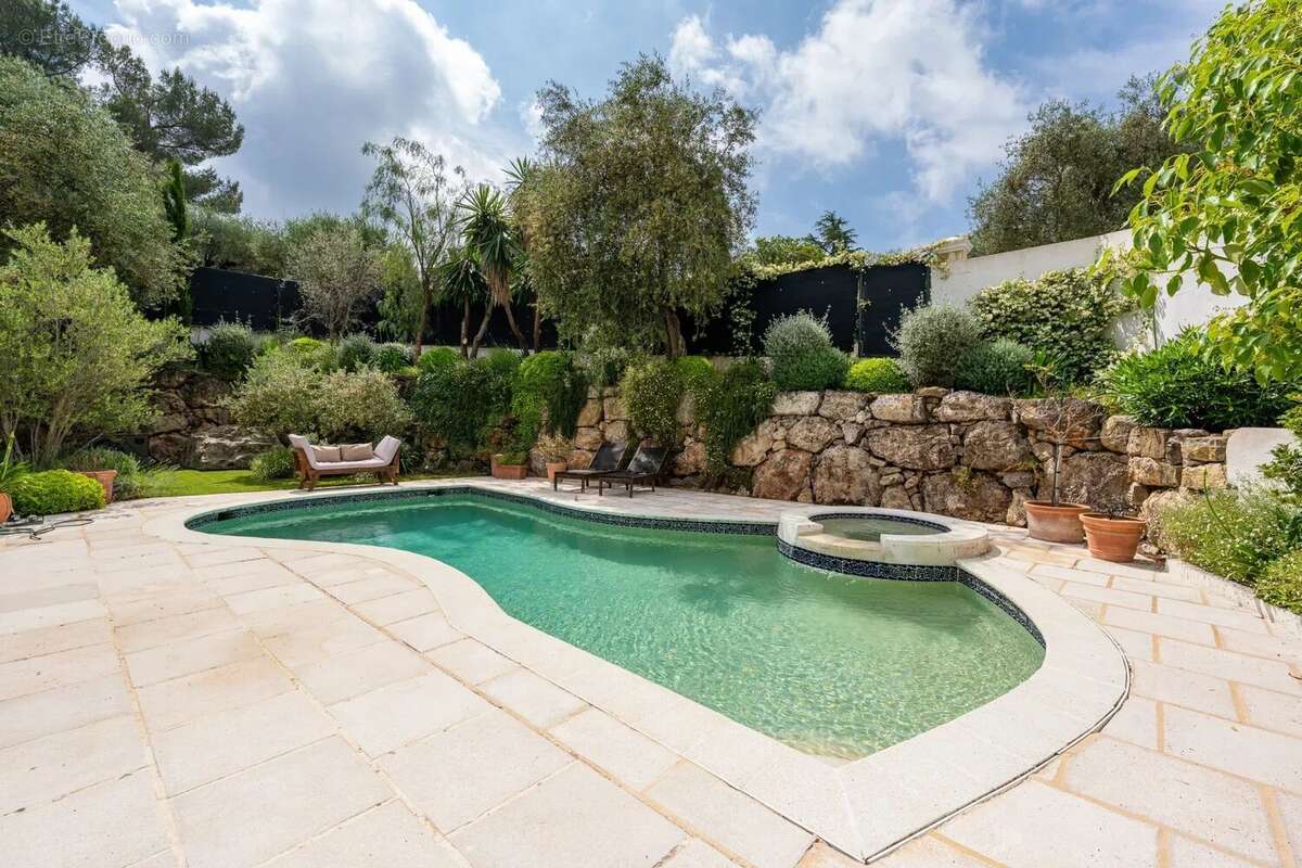Colline de castellaras - villa provencale - jardin et piscine - photo 17