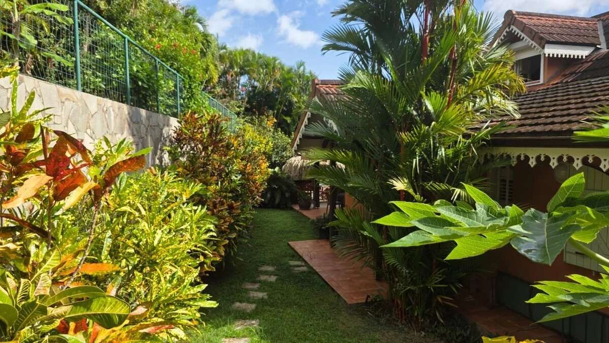 Maison à LES TROIS-ILETS