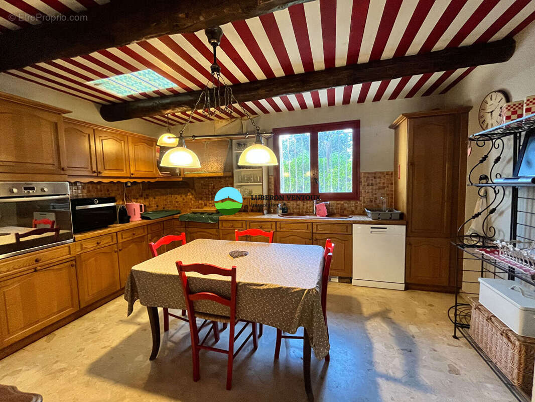 VILLA SAINT DIDIER 182 m² sur 1382 m² de terrain clos et arboré avec piscine - photo 8