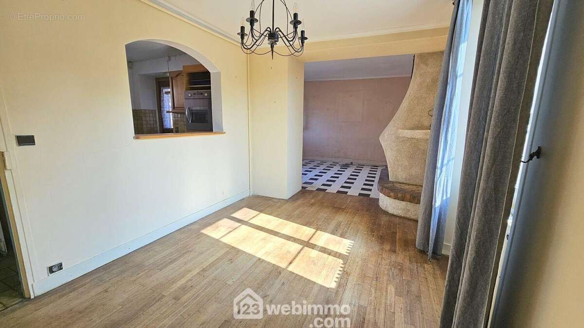 Une salle à manger avec un accès direct sur la cuisine.