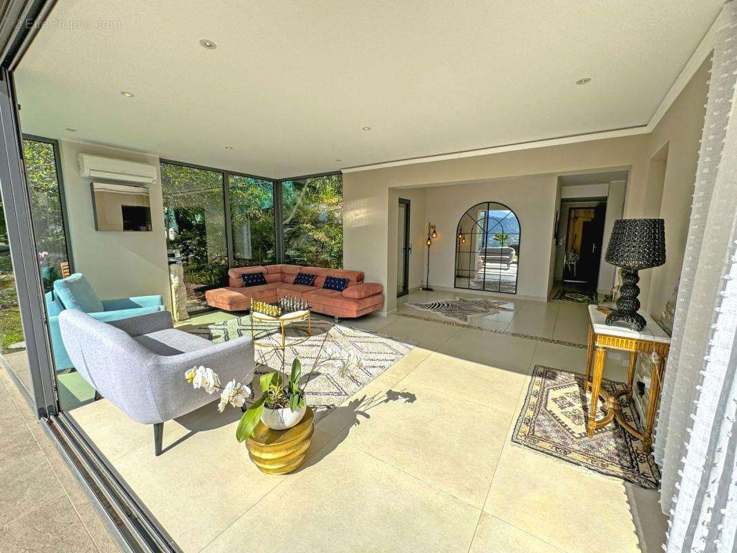 Propriété de Prestige à Vendre à Nice sur la Colline de Crémat - photo 2
