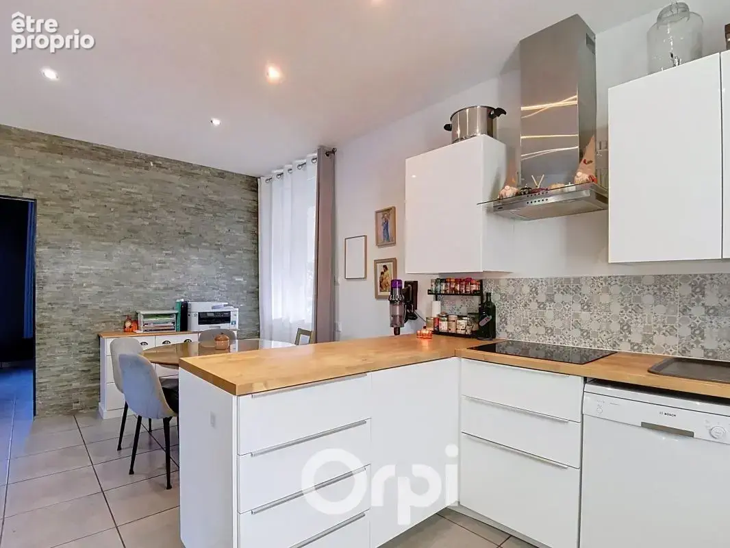À Vendre Maison indépendante rénovée – 3 logements – Garage, piscine et stationnements – Toulon Ouest les Routes - photo 7