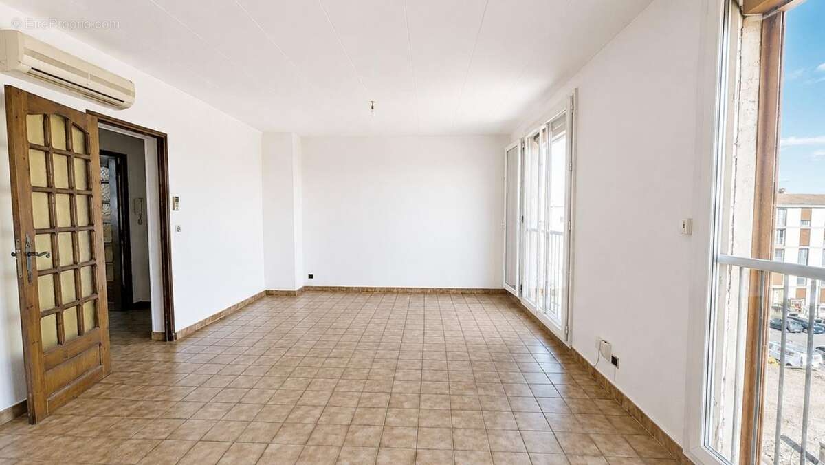 SALON DE PROVENCE (13)  appartement T3 (2 chambres) de 70 m² très lumineux - photo 2