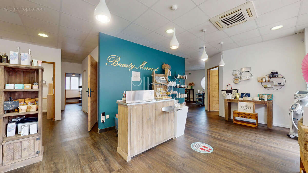 Commerce à ETREMBIERES