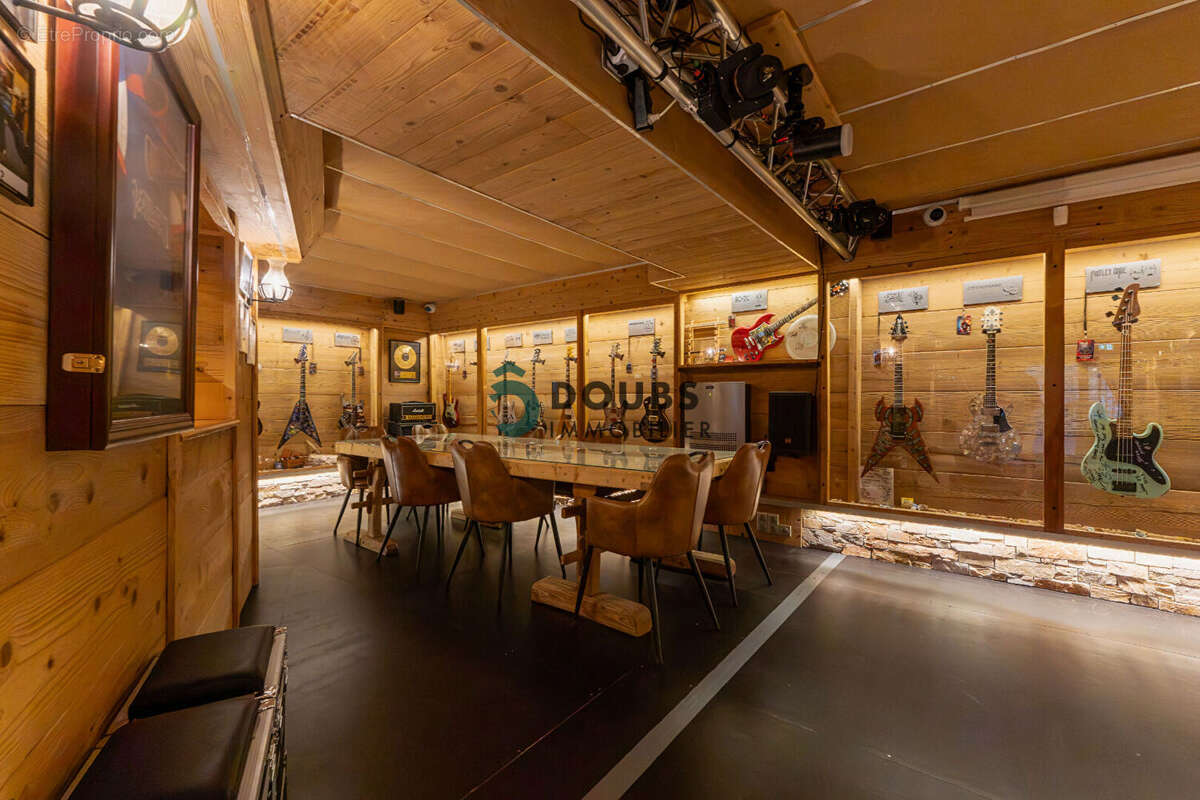 Commerce à ORCHAMPS-VENNES