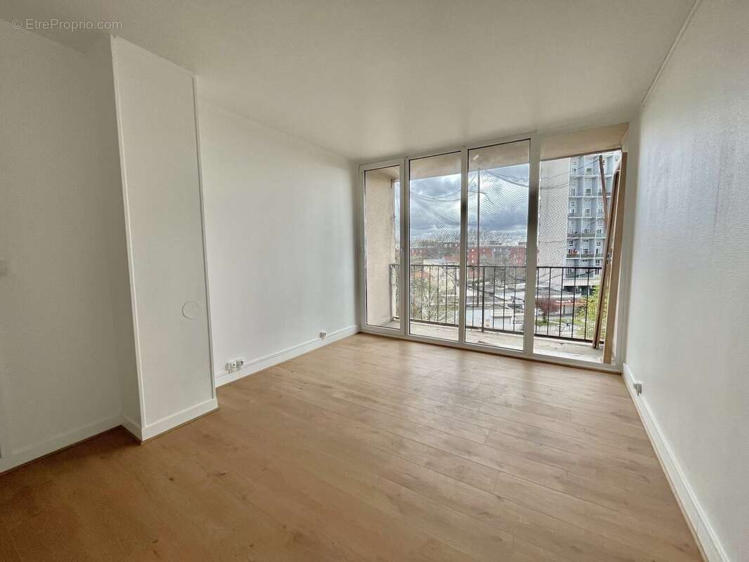 Chambre 13.86m² - Est - Appartement à BAGNOLET