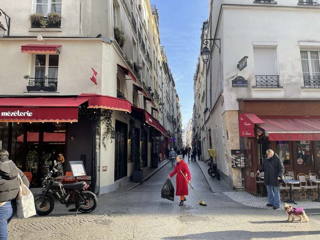 Autre à PARIS-2E