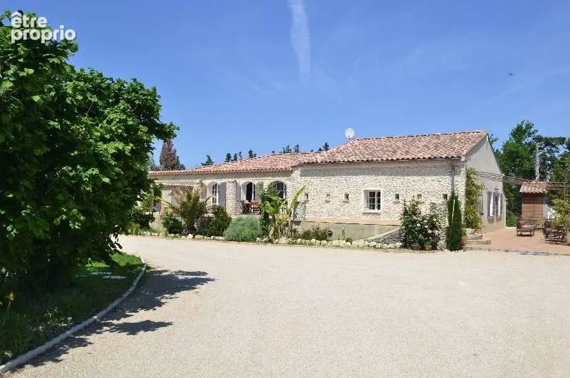 Villa avec piscine et dépendance aménagée sur 8000 m² de terrain clos et arboré. - photo 1