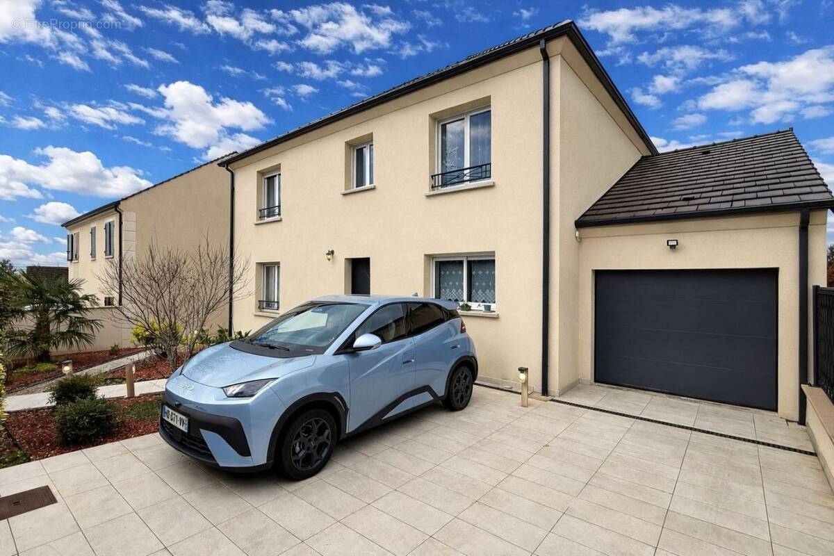 Maison à CONDE-SAINTE-LIBIAIRE