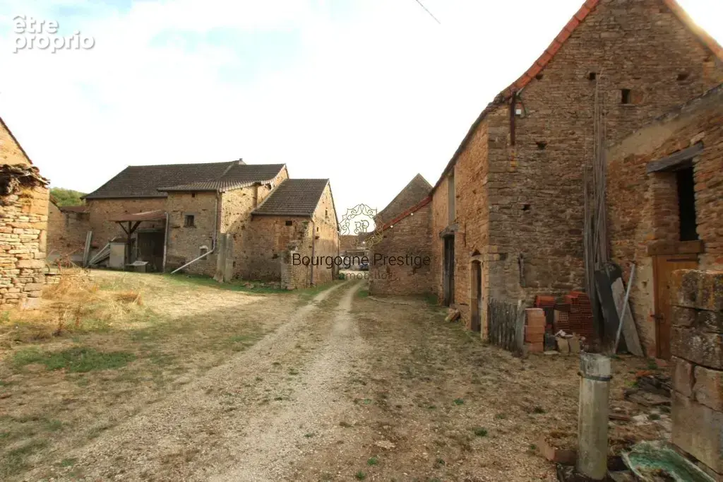 Ensemble immobilier en pierre a renover d'une surface utile de 585 m²* terrain 1800 m² - photo 4