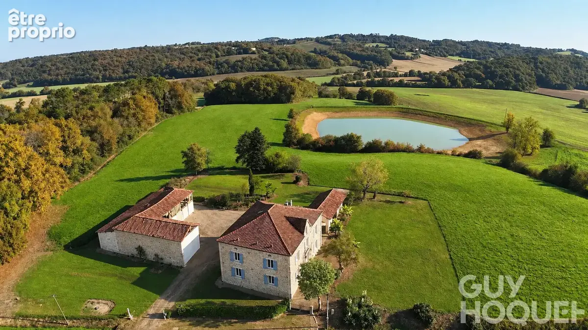 Propriété de charme en pierres apparentes de 273 m² avec dépendances et vue dominante - photo 8