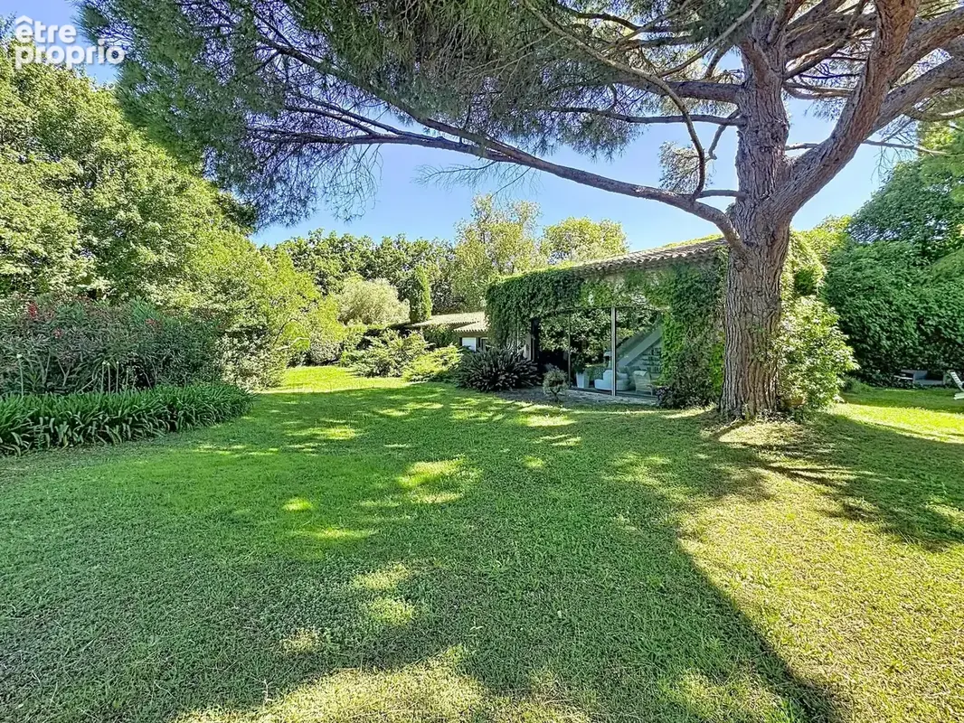 Mougins – Vue imprenable sur le vieux village – Villa 235 m² sur 3 500 m² de terrain plat, piscine et dépendance - photo 13