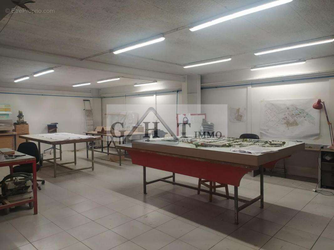 Commerce à SAINT-THIBAULT-DES-VIGNES