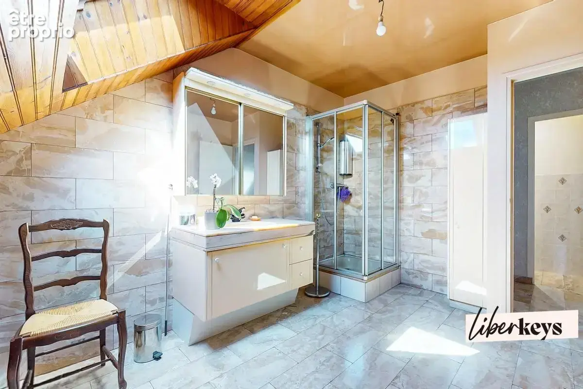 Rare à Villepinte – 197 m² au sol, 7 chambres et 823 m² de jardin : une maison aux multiples possibilités sans travaux - photo 9