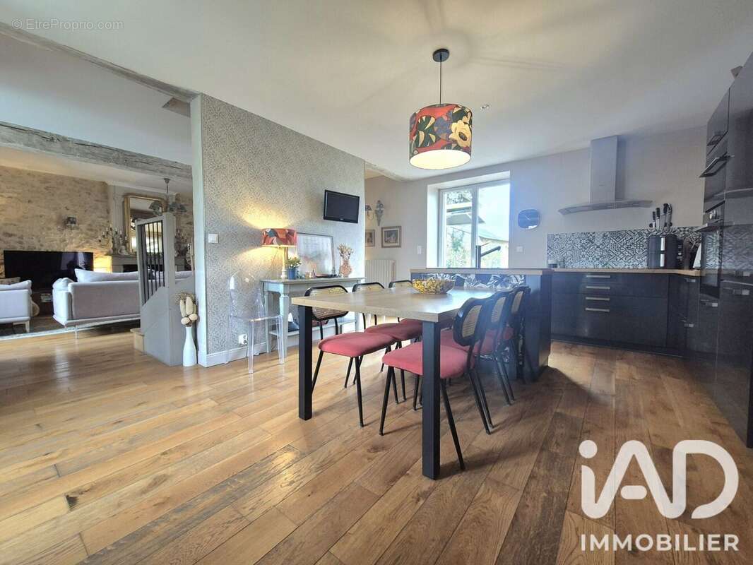 Maison 290 m² à Sainte-Verge  - photo 6