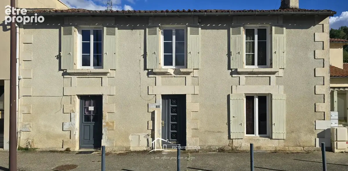 LUSIGNAN - Ensemble immobilier de 2 logements avec jardinets - photo 1
