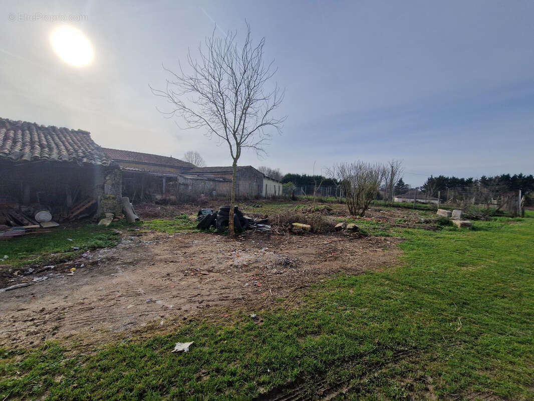 Parking à MIRAMBEAU