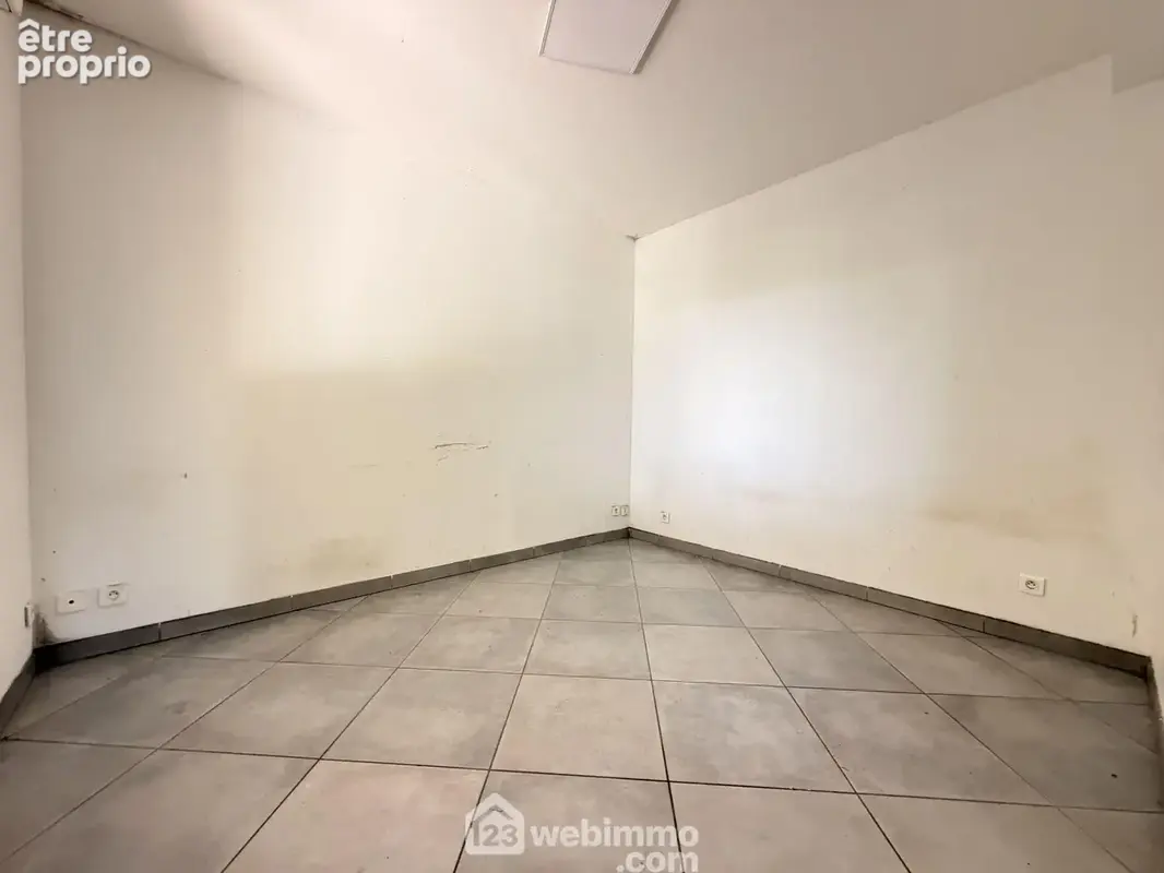 En rez-de-chaussée, voici la première chambre de 10 m²