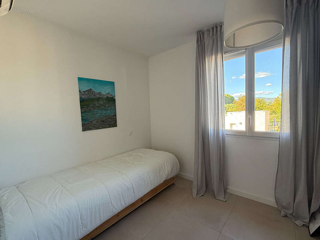 Maison à LA ROQUE-D&#039;ANTHERON