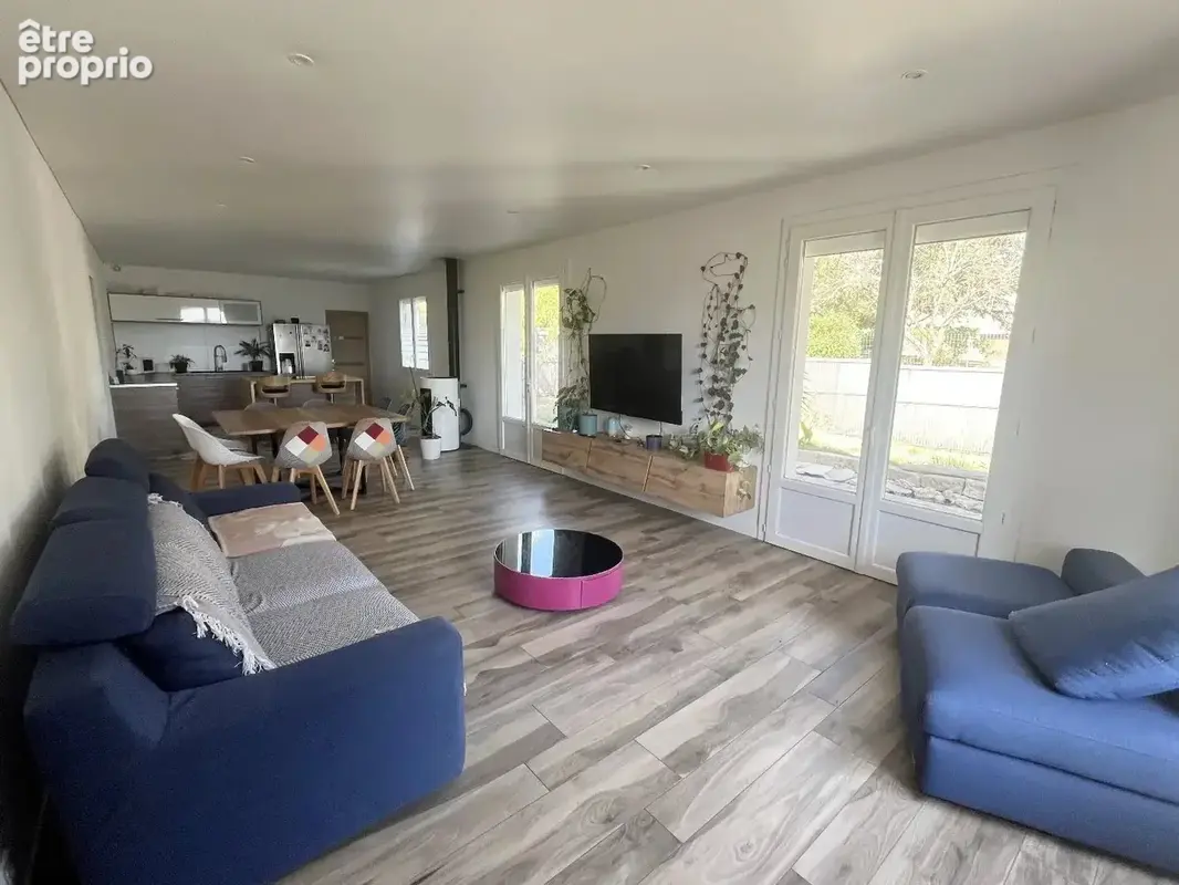 Hors lotissement, avec vue dégagée, villa plain pied, 3 chambres, 2 sanitaires, piscine, garage et dépendance - photo 4