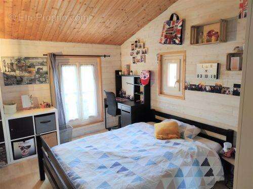 la 2ème chambre de 11 m² avec parquet flottant - Maison à LES HERBIERS