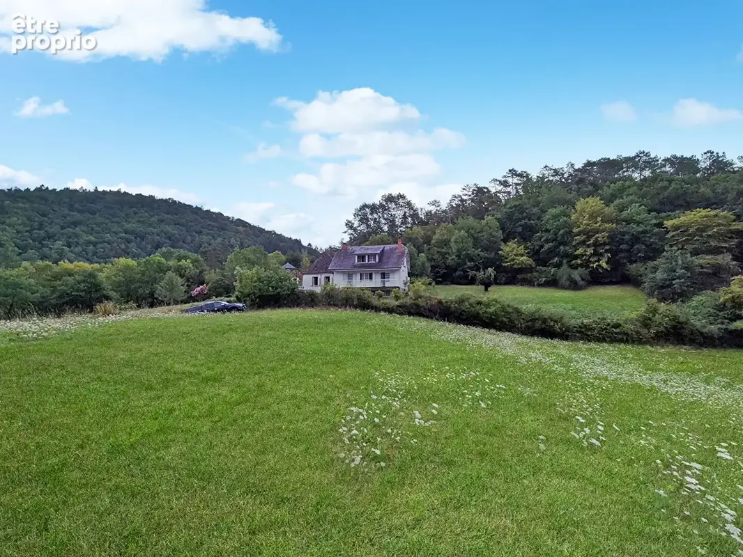 CORRÈZE. Proche d'ARGENTAT. Maison de campagne comprenant 4 chambres, une maison attenante à rénover, une dépendance et un terra - photo 4