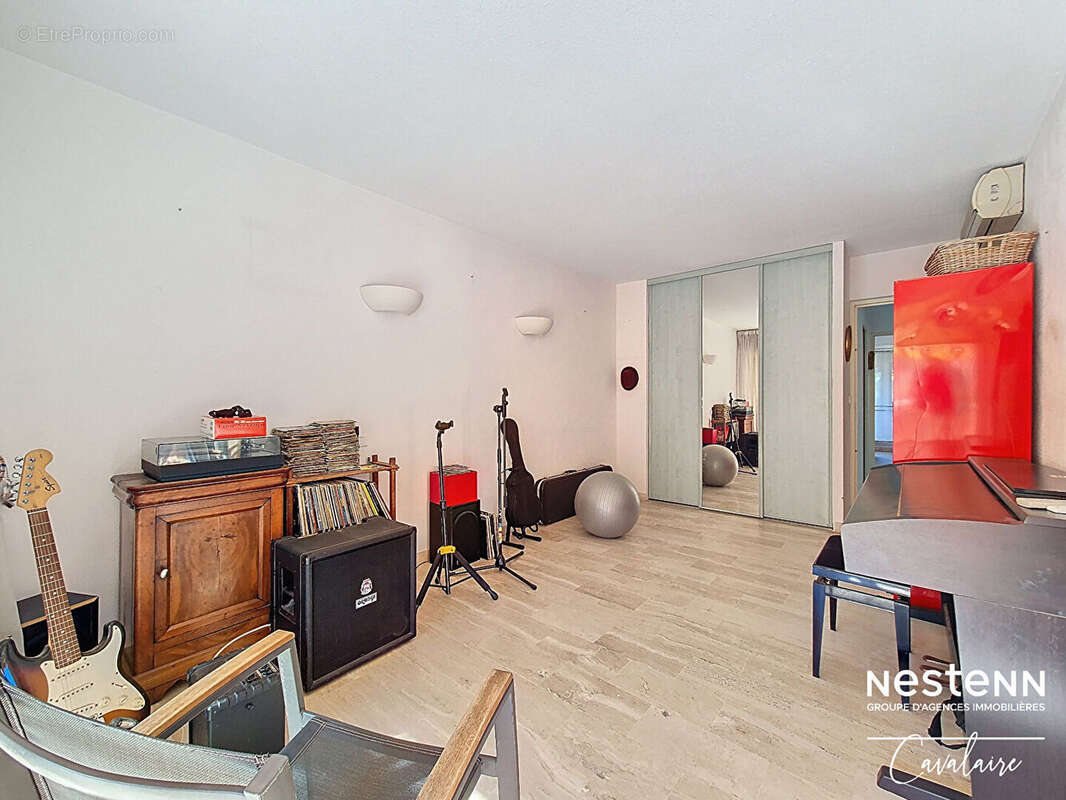 Dernier étage pour cet appartement au centre ville de Cavalaire-sur-Mer 4 pièces environ 100 m² avec 3 terrasses et stationnemen - photo 14