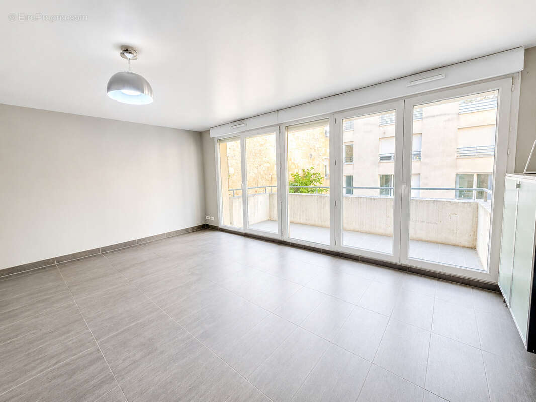 APPARTEMENT T3 - 72.49m2- avec balcon, ascenseur et parking couvert. - photo 2