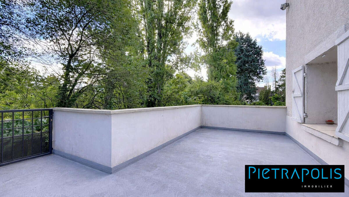 Terrasse - Appartement à CHARBONNIERES-LES-BAINS