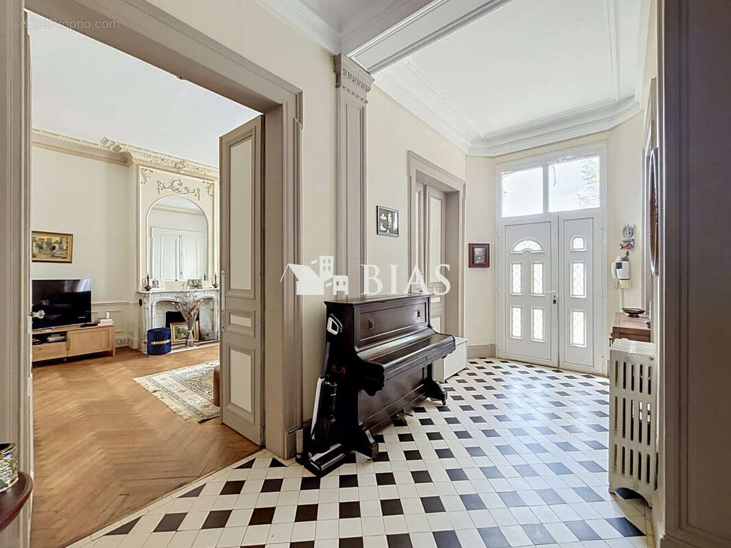 Maison 325 m² à Caudebec-Les-Elbeuf  - photo 2