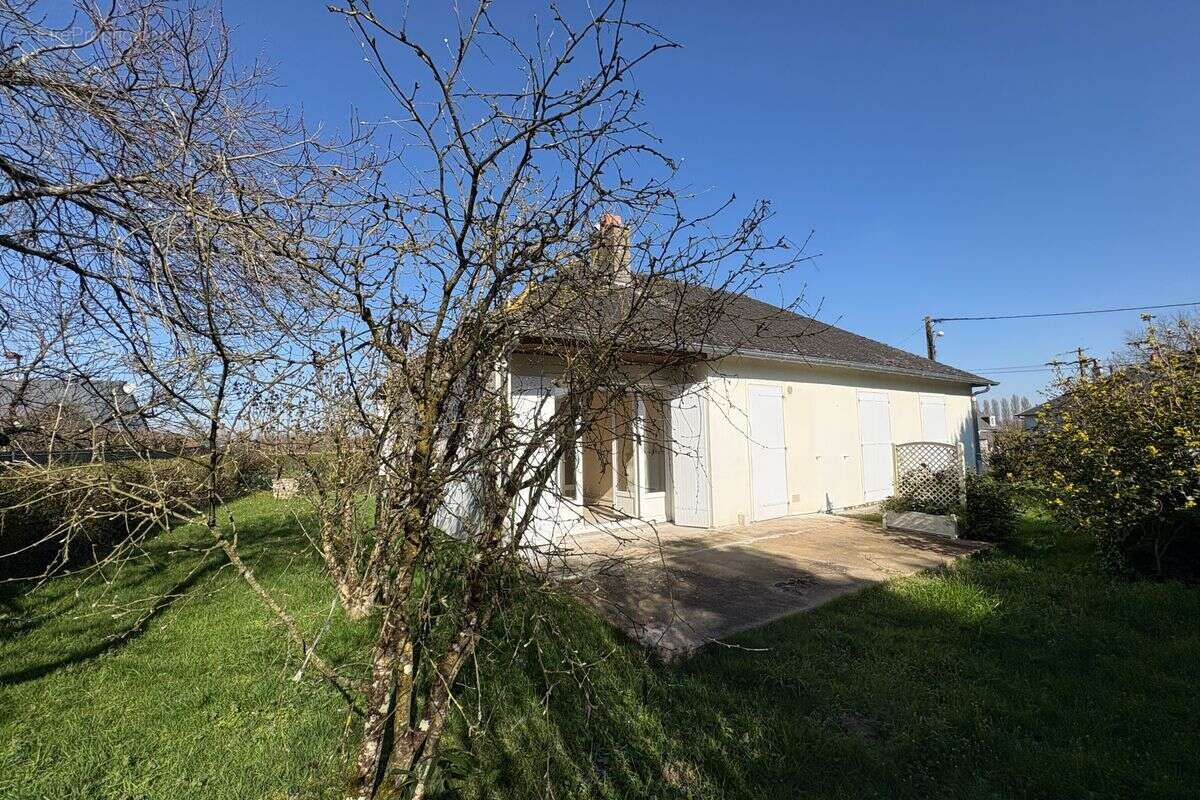 Maison à AMBILLOU