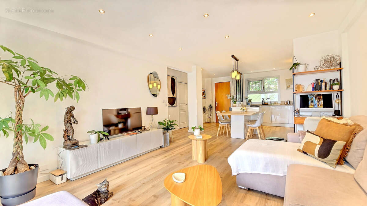 LE CANNET Europe à vendre appartement 2 pièces de 63 m2 avec terrasse, au calme absolu, parking et cave - photo 2
