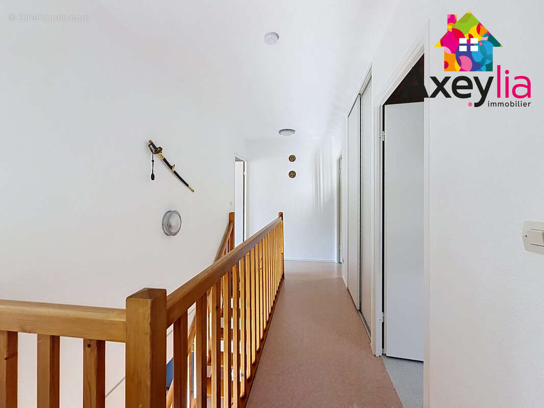 A vendre - roanne - appartement rénové et en duplex avec trois chambres, terrasse et stationnement souterrain - photo 6