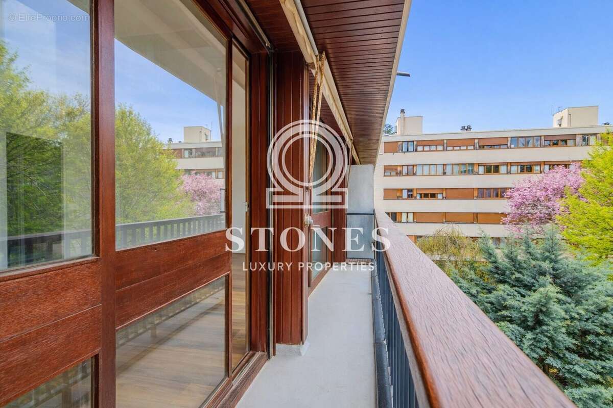  Balcon +- 5 m² - Appartement à LA CELLE-SAINT-CLOUD