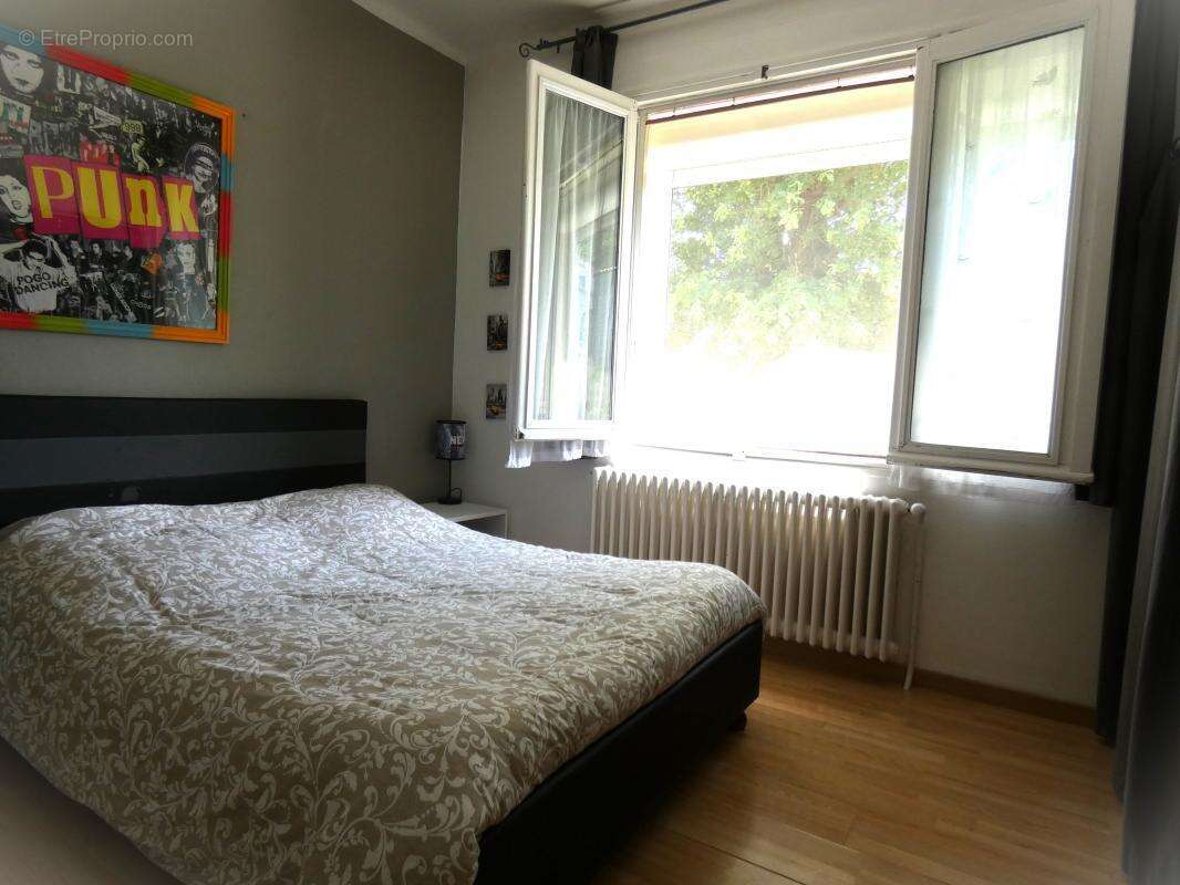 Maison à LAUDUN-L'ARDOISE