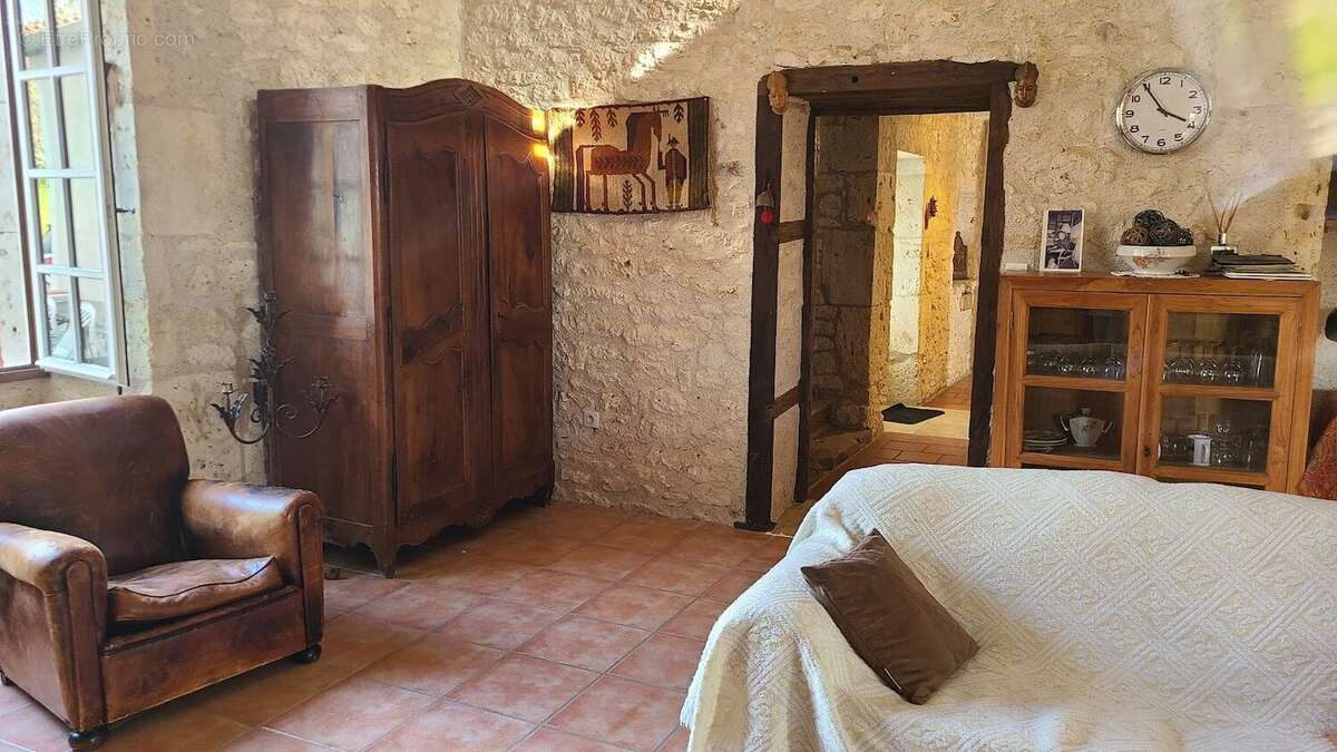 Roquecor - Ancien Prieuré du 15e Siècle avec Gîtes, Terrain Arboré et cave voutée. - photo 9