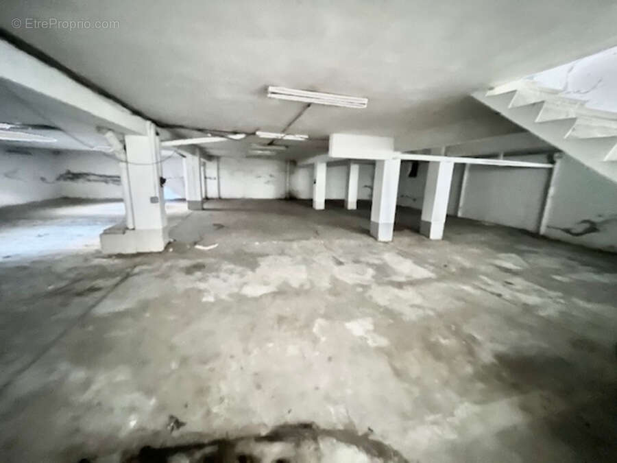 ensemble immobilier de deux lots, un local commercial et un parking de 350 m² en centre ville - photo 4