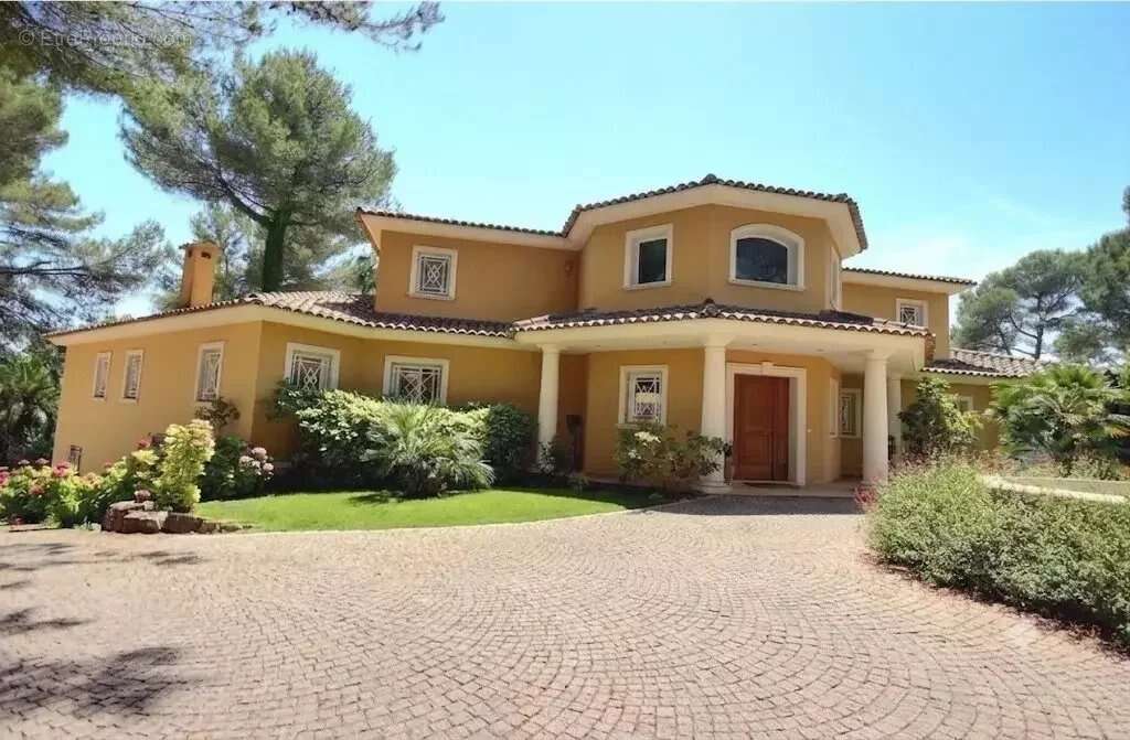 A vendre à  Mougins belle Propriété de 430 m² sur un Terrain de 5 500 m2 - photo 6