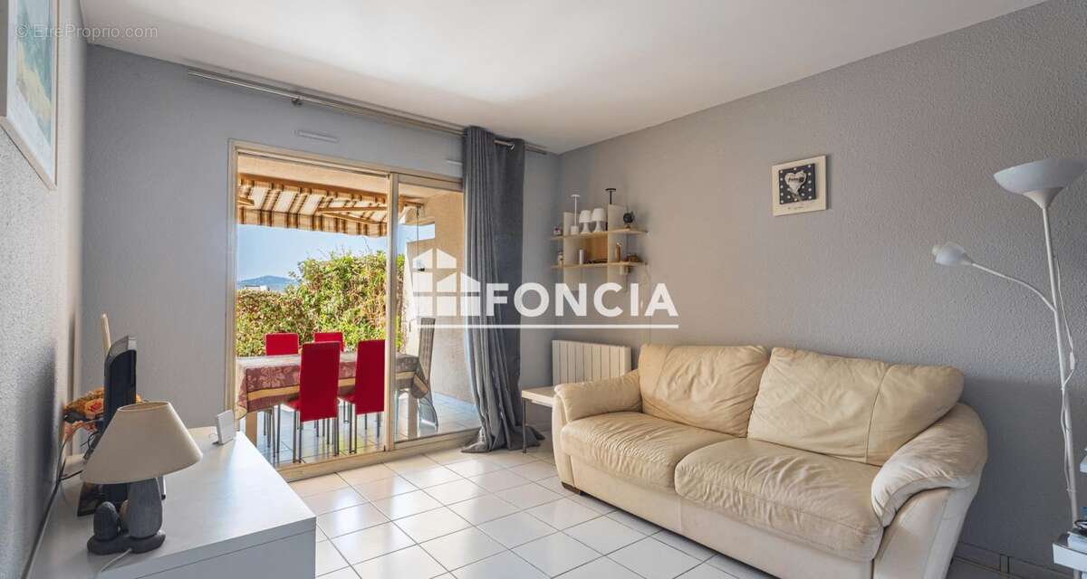 LE LAVANDOU – Spacieux T2 de 47 m² avec piscine, Cave et parking ...tout à pied - photo 2