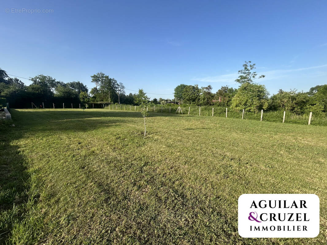 Photo Terrain à Sainte-Thorette au prix de 34 000€