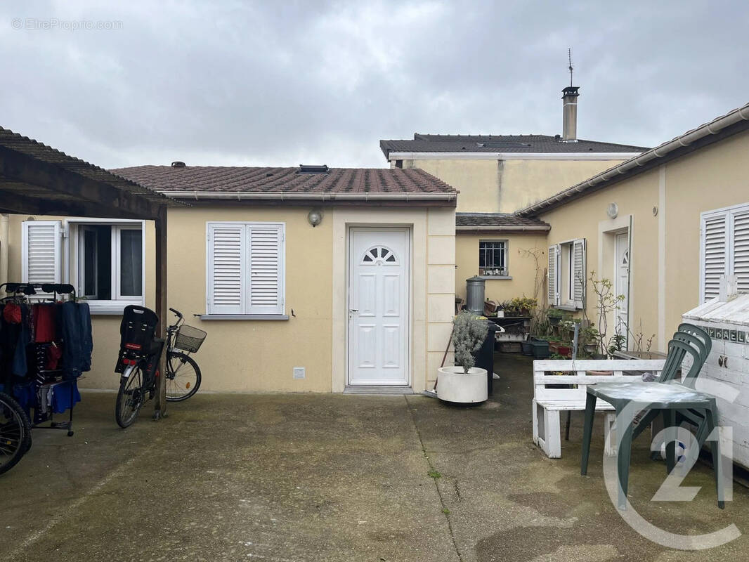 Autre à SAINT-MAUR-DES-FOSSES