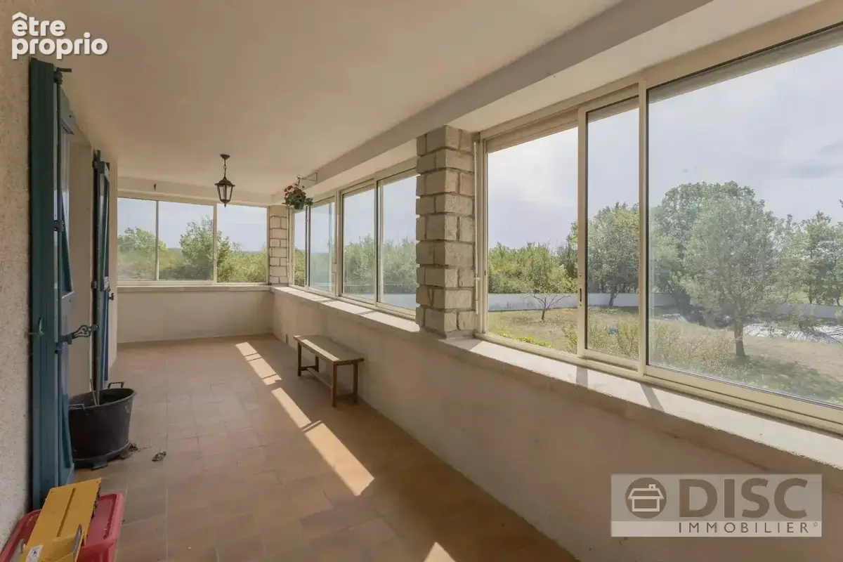 Vaste propriété de plus de 500 m² avec jardin clos et nombreuses possibilités. - photo 4