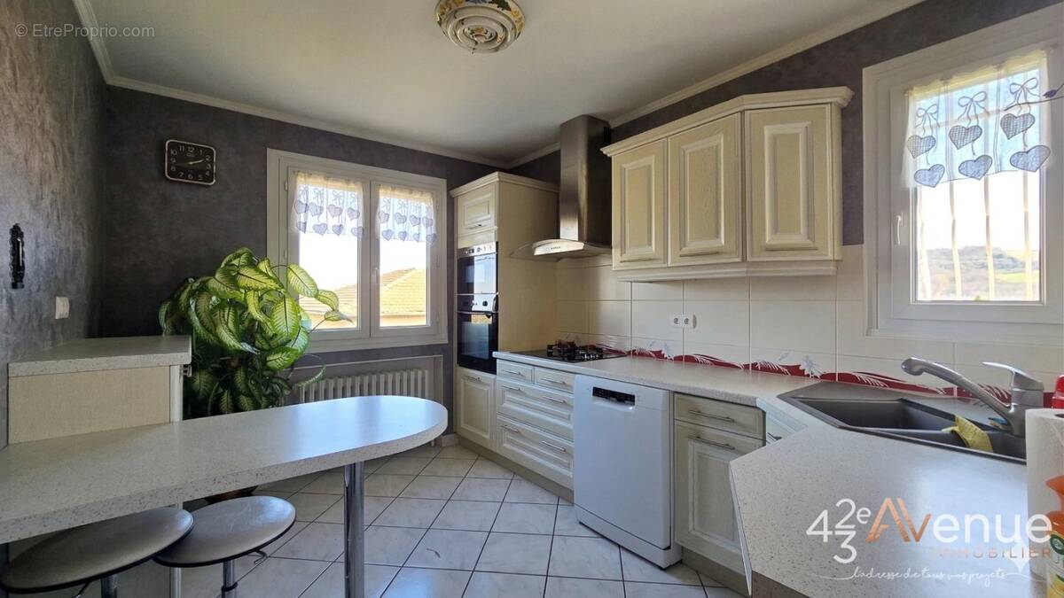 Maison à SAINT-GENEST-LERPT