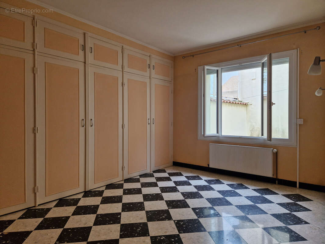Appartement T4 + TERRASSE 20m2 + dépendance + cave - photo 2