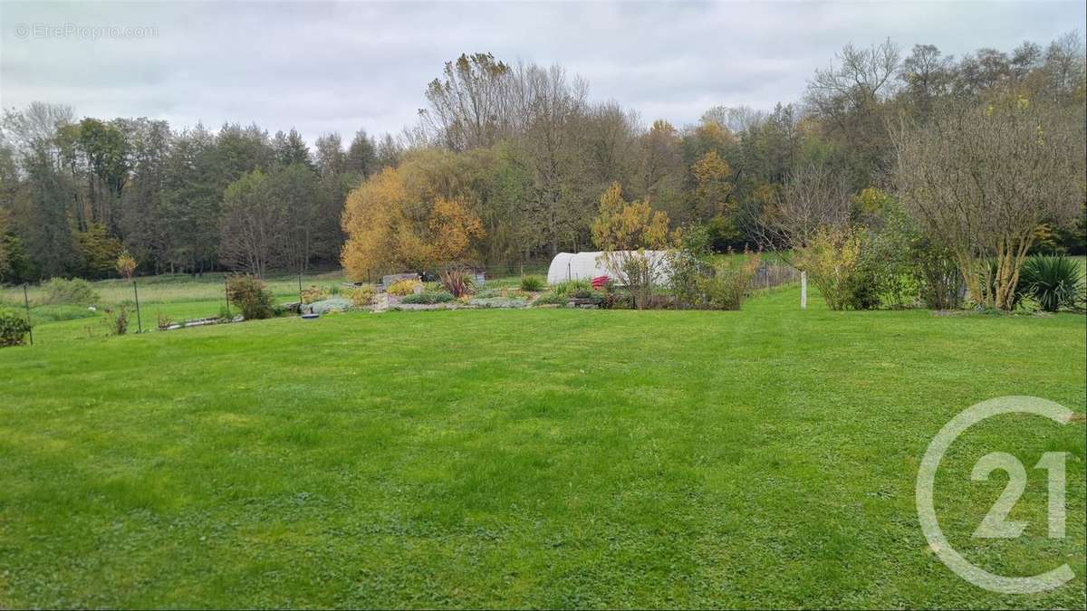 Maison à SAINT-QUENTIN-SUR-COOLE