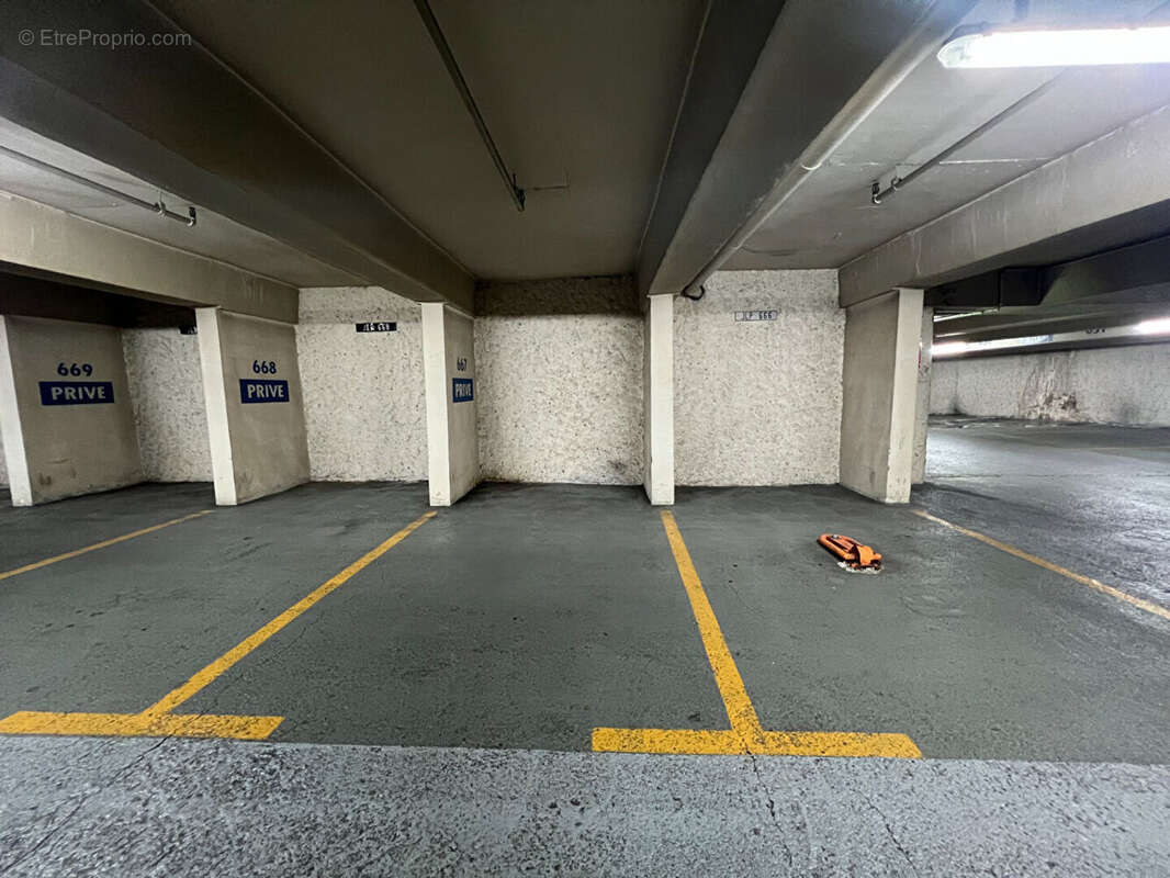 Parking à PARIS-9E
