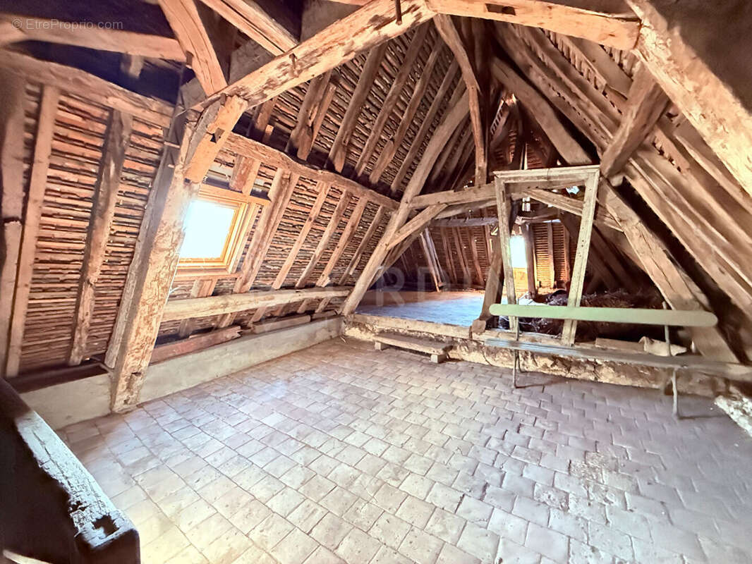 Saint-Satur (18300), Maison ancienne de 1729 avec dépendances - Terrain de 275 m². - photo 4