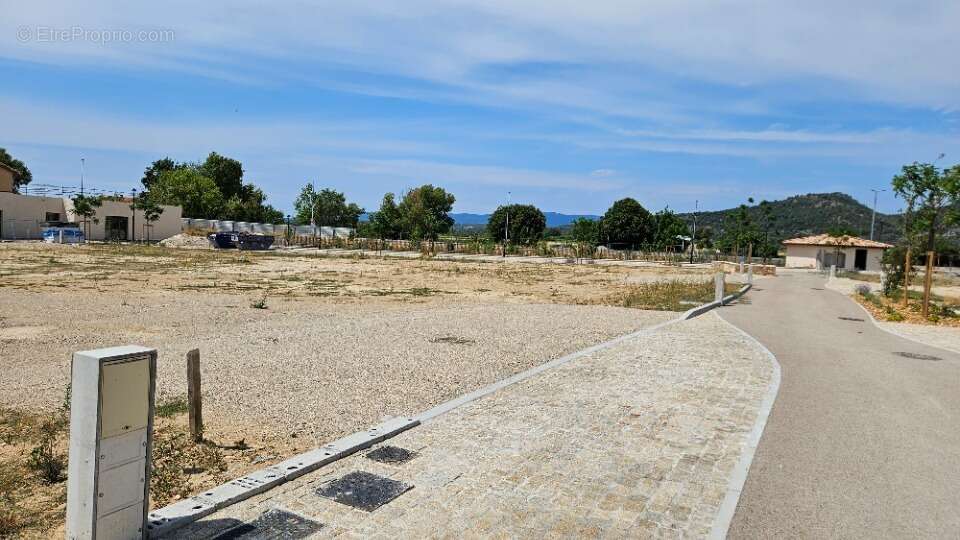 Terrain à PEYROLLES-EN-PROVENCE