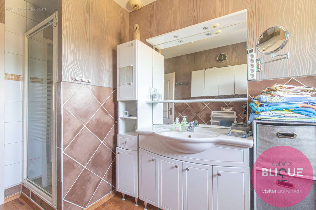 Plain-pied, grand jardin et garages xxl : ici, l'espace a pris ses aises ! - photo 15